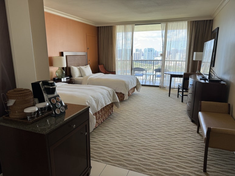 힐튼 하와이안 빌리지 와이키키 비치 리조트의 모든 것. 현아플 포인트숙박, 힐튼 아너스 골드, 룸 업그레이드, 크레딧, 라군, 불꽃놀이 등. 관련 이미지 4