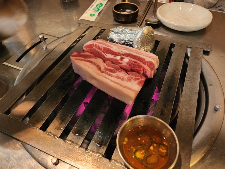 [충정로 삼겹살] 두툼 - 맛있는 녀석들 숙성삼겹살 맛집. 금돼지식당과 비교해보자. 주차꿀팁. 관련 이미지 16