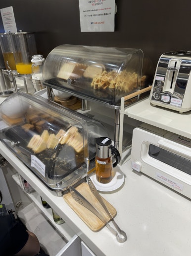 김포국제공항 스카이 허브 라운지. 국민카드 헤리티지 리저브로 동반2인까지 입장 가능!! 관련 이미지 7