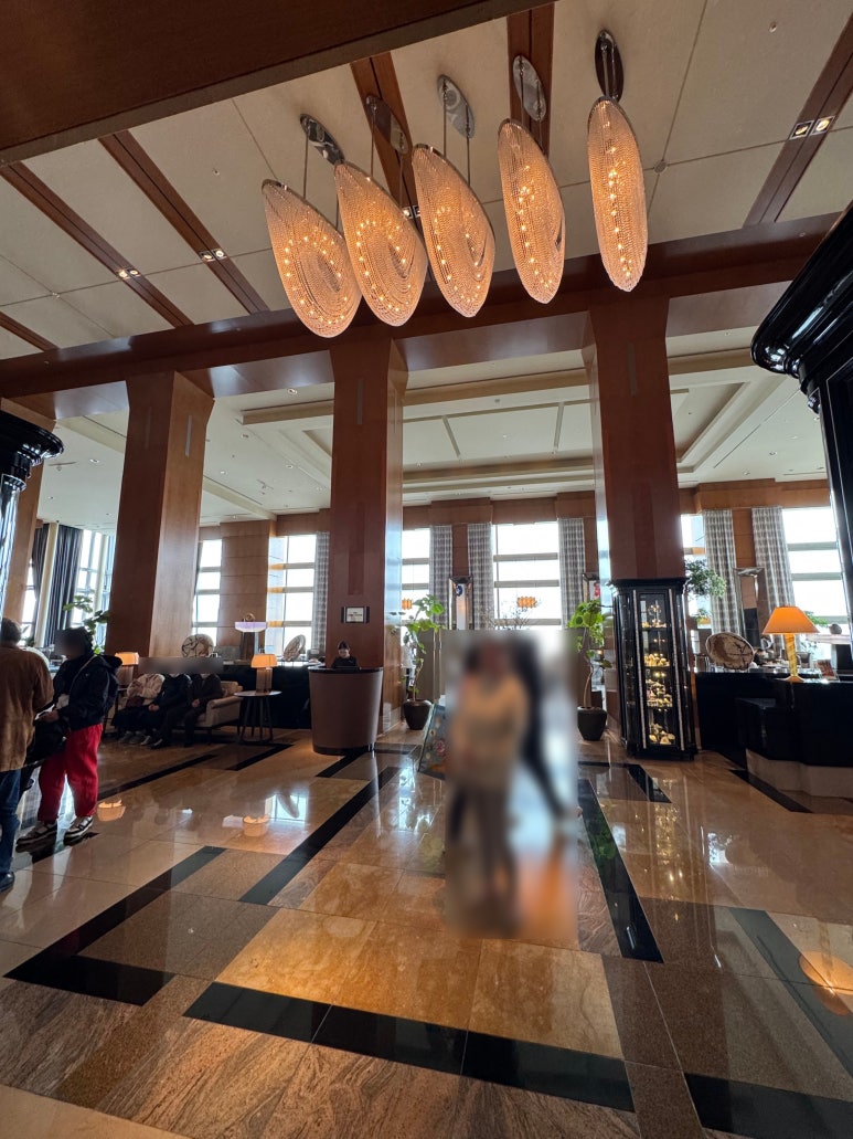 [The Ritz-Carlton, Tokyo] The Standard for a Classic High-End Hotel. A review of a Roppongi hotel with a great skyline view from the window, plus the pool, lounge, and more. image 7