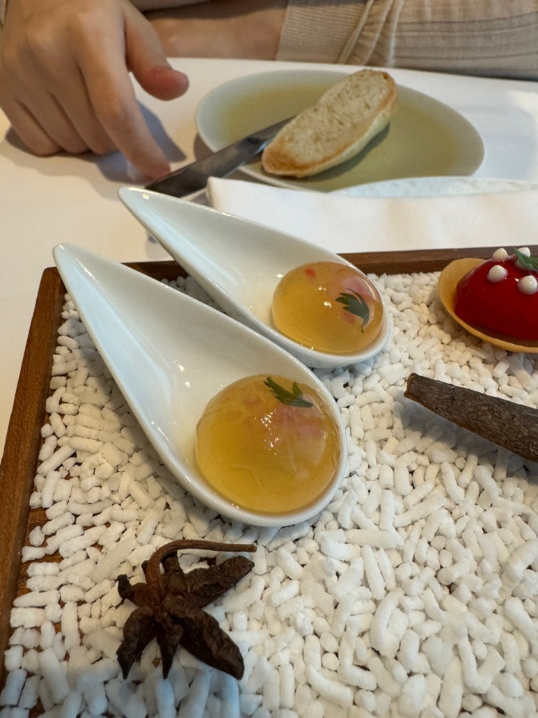 [시그니엘서울] STAY -미슐랭 1스타 프렌치 레스토랑 디너 풀코스. 훌륭하고 멋진 공간을 81층에.. 발렛주차 신용카드. 롯데상품권 사용후기. 관련 이미지 30