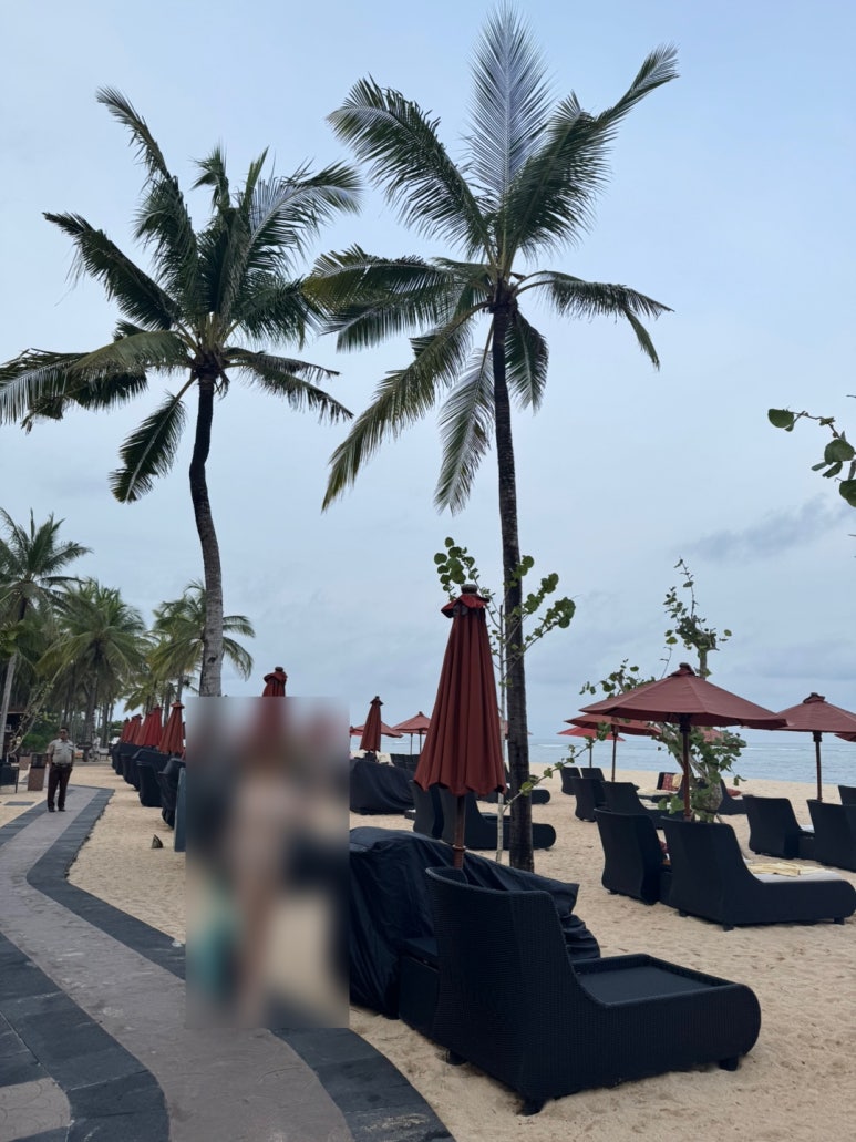 세인트레지스 발리 - 플래티넘 풀빌라 스위트 업그레이드 후기. 신혼여행 호텔 추천. 프라이빗 해변, 라군, 밤공연, 조식, 디너. 관련 이미지 57