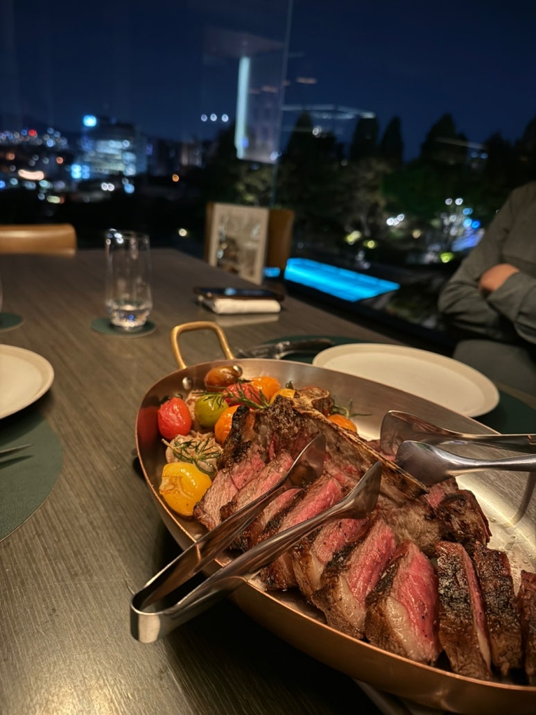 [그랜드 하얏트 서울] 스테이크하우스 - 포터하우스 1kg 분위기 좋고 야경좋아 모임장소로는 최고! 대한항공 the first 현대카드 할인. 월드오브하얏트. 관련 이미지 16