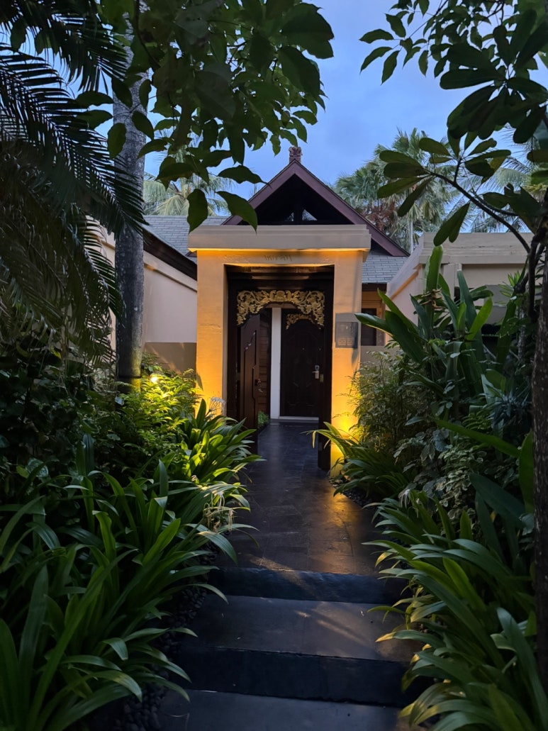 세인트레지스 발리 - 플래티넘 풀빌라 스위트 업그레이드 후기. 신혼여행 호텔 추천. 프라이빗 해변, 라군, 밤공연, 조식, 디너. 관련 이미지 43