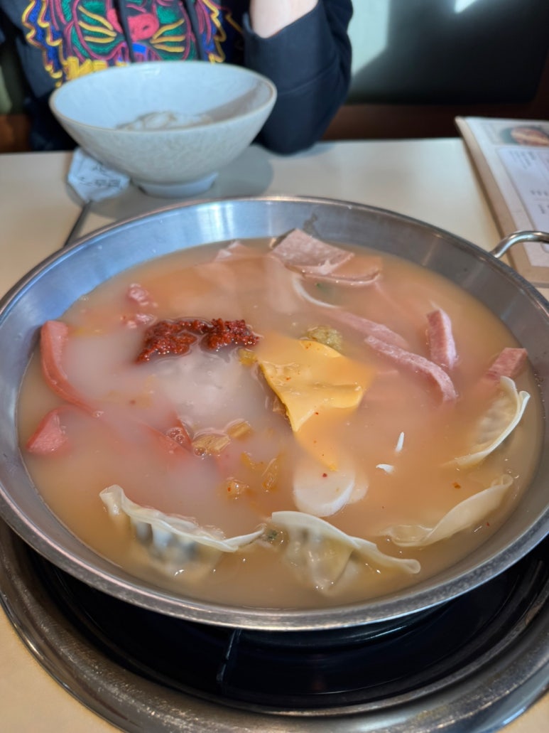 [문래동 맛집] 느루집 - 영등포에서 닭갈비 블루리본서베이 맛집으로 유명한 곳에서 부대전골을 먹어보다. 주차가능한 부대찌개 맛집. 관련 이미지 11