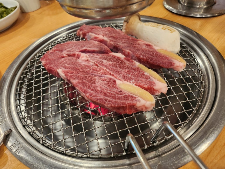 [청담동 24시간 소고기] 영천영화 - 나는 별로였다. 꽃등심, 갈비살, 육회비빔밥. 맛있는녀석들, 블루리본서베이, 연예인맛집. 관련 이미지 1