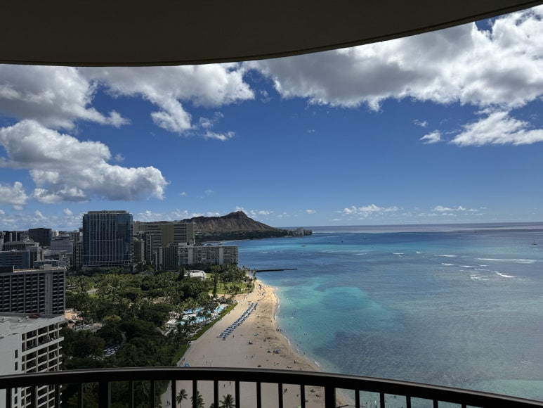 힐튼 하와이안 빌리지 와이키키 비치 리조트의 모든 것. 현아플 포인트숙박, 힐튼 아너스 골드, 룸 업그레이드, 크레딧, 라군, 불꽃놀이 등. 관련 이미지 1