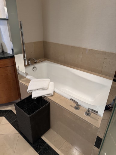 [The Ritz-Carlton, Tokyo] The Standard for a Classic High-End Hotel. A review of a Roppongi hotel with a great skyline view from the window, plus the pool, lounge, and more. image 25