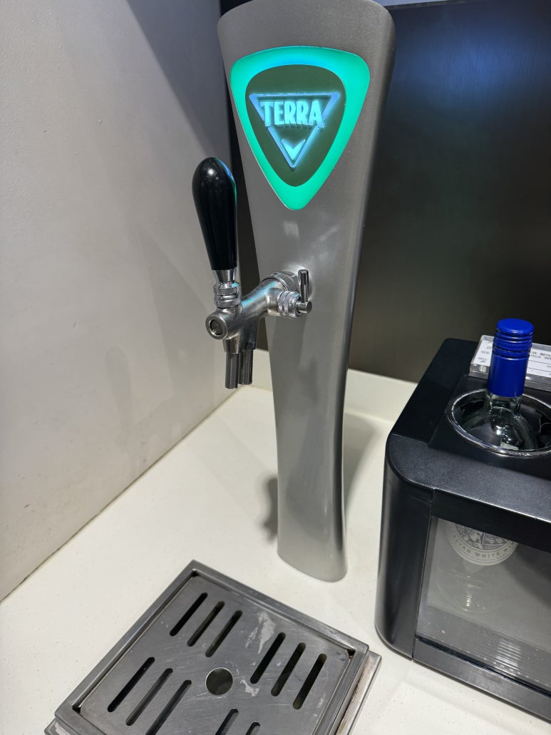 김포국제공항 스카이 허브 라운지. 국민카드 헤리티지 리저브로 동반2인까지 입장 가능!! 관련 이미지 16