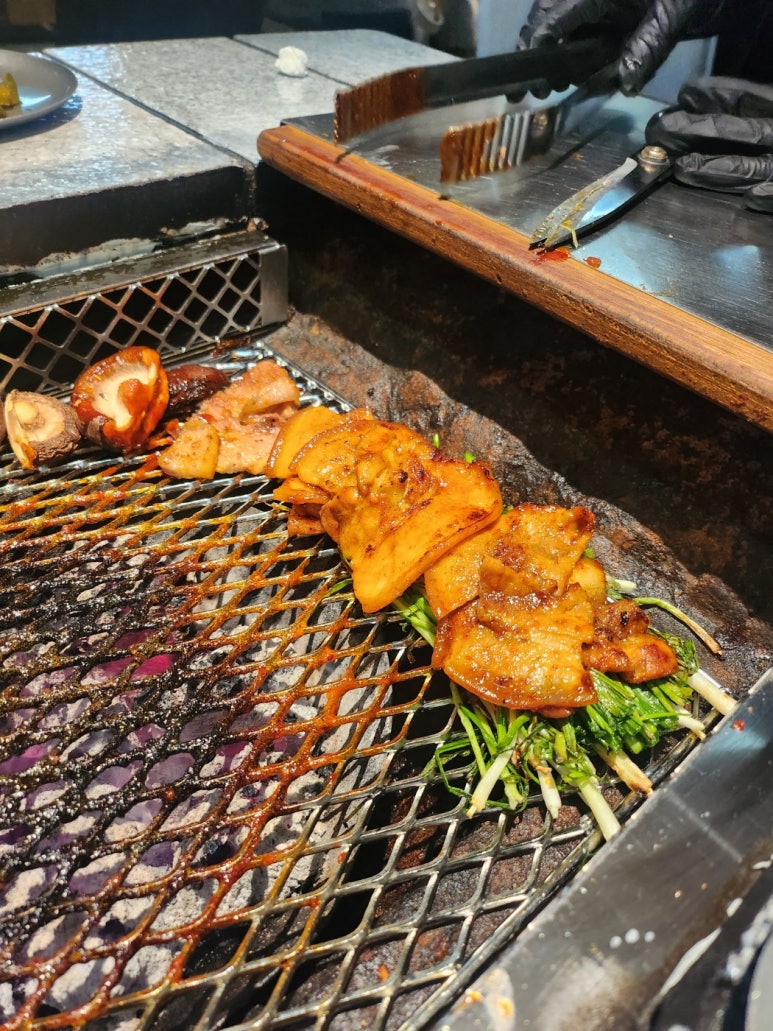 [이대서울병원 맛집] 산청숯불가든 - 마곡을 평정한 돼지고기 맛집. 메뉴를 정해드리겠습니다; 소금구이, 고초장구이 훌륭함. 주차가능. 관련 이미지 24