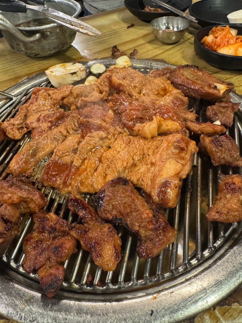 [공덕역 맛집] 마포진짜원조최대포 본점 - 블루리본서베이 주차되는 양념돼지갈비 노포 맛집. 흑쌀냉면 (물냉면)도 맛이 수준급! 관련 이미지 24