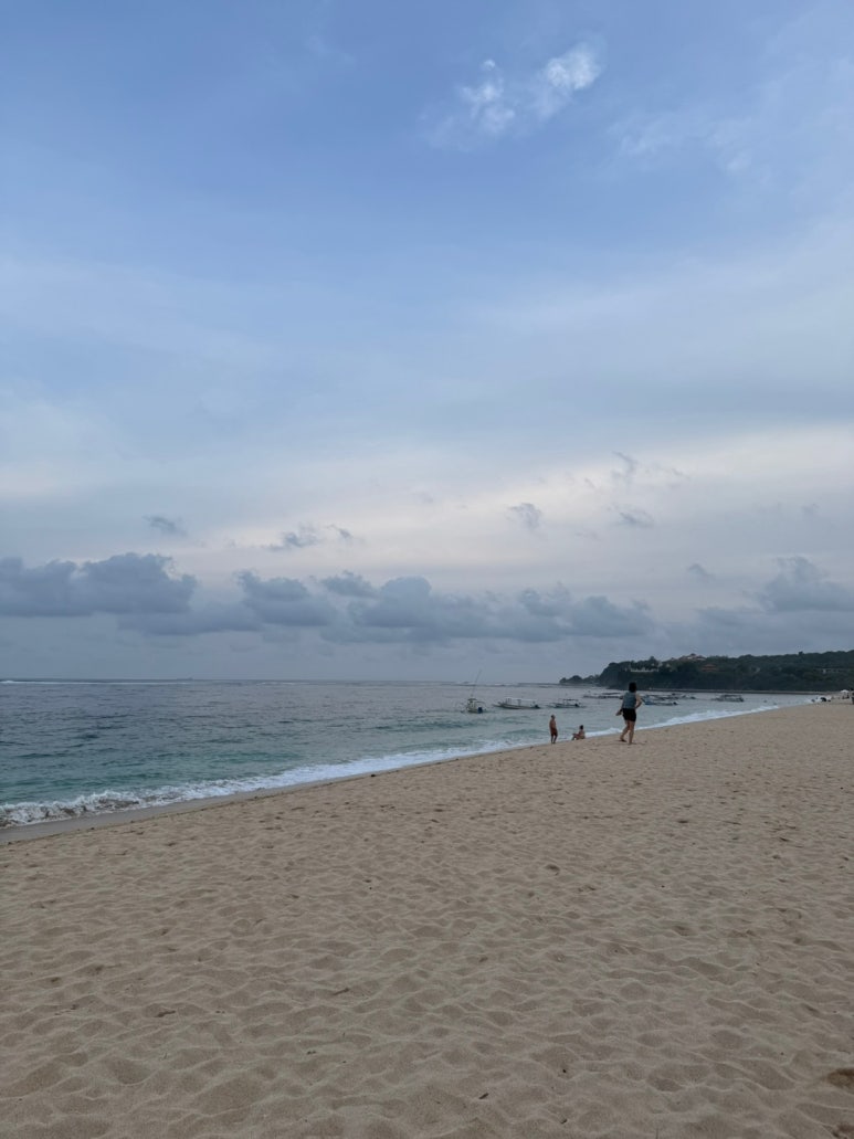 세인트레지스 발리 - 플래티넘 풀빌라 스위트 업그레이드 후기. 신혼여행 호텔 추천. 프라이빗 해변, 라군, 밤공연, 조식, 디너. 관련 이미지 53