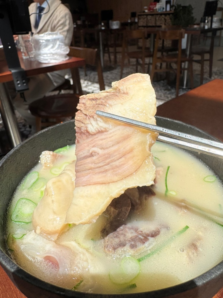 [가로수길 맛집] 곰탕랩 - 신사 임정식 쉐프 미쉐린 빕구르망 곰탕 맛집. 블루리본 서베이 받은 25,000원 시그니처 콜라겐 사골곰탕 후기. 관련 이미지 21