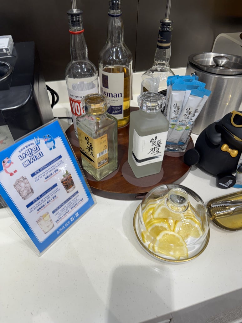 김포국제공항 스카이 허브 라운지. 국민카드 헤리티지 리저브로 동반2인까지 입장 가능!! 관련 이미지 14