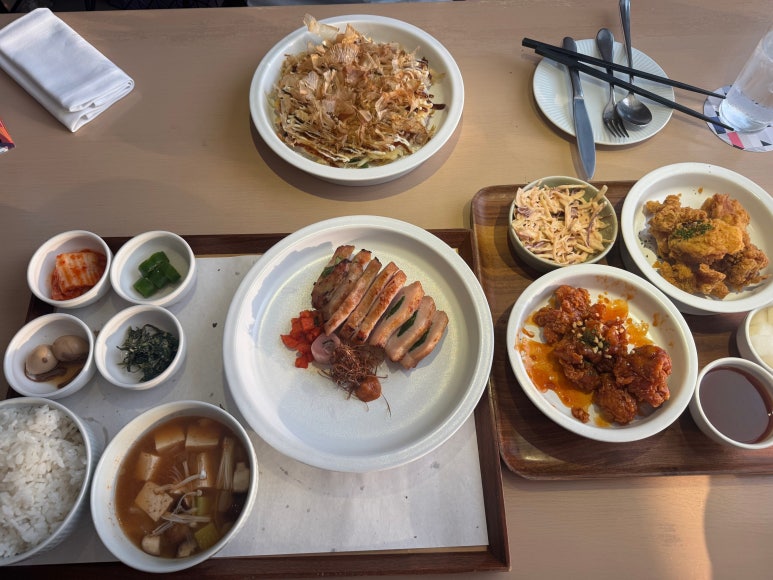 [안다즈 서울 강남] 조각보 - 리뉴얼된 메뉴 후기. 반반치킨, 오코노미야끼, 항정살 보쌈. Be my guest 내돈내산 추천메뉴 후기. 관련 이미지 18