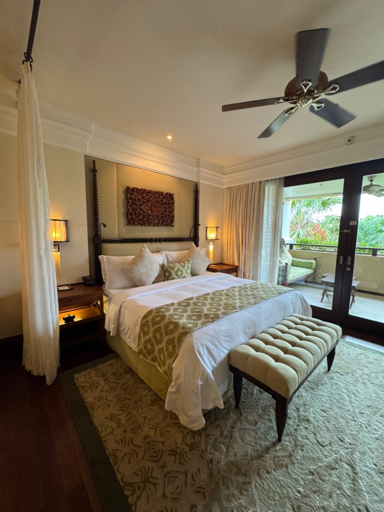 세인트레지스 발리 - 플래티넘 풀빌라 스위트 업그레이드 후기. 신혼여행 호텔 추천. 프라이빗 해변, 라군, 밤공연, 조식, 디너. 관련 이미지 1