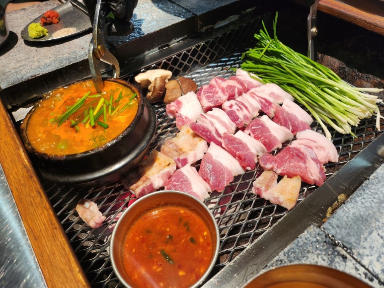 [이대서울병원 맛집] 산청숯불가든 - 마곡을 평정한 돼지고기 맛집. 메뉴를 정해드리겠습니다; 소금구이, 고초장구이 훌륭함. 주차가능. 관련 이미지 15