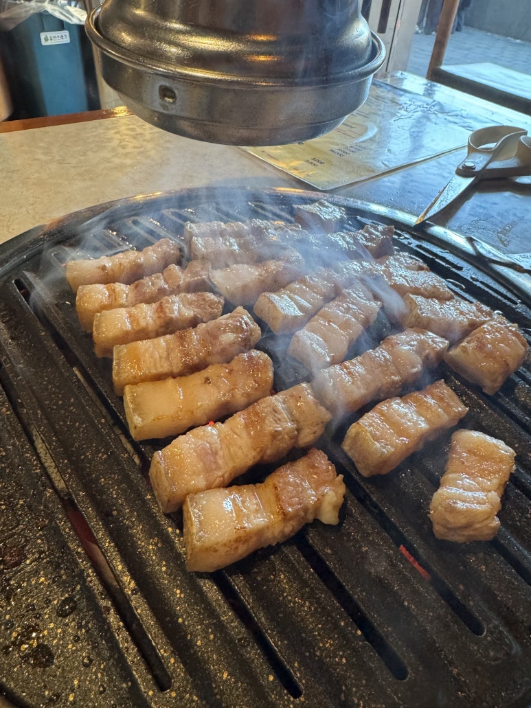 [신사역 맛집] 꿉당 - 미쉐린 빕구르망, 블루리본서베이에 빛나는 목살, 오겹살, 트러플 짜파게티. 관련 이미지 2