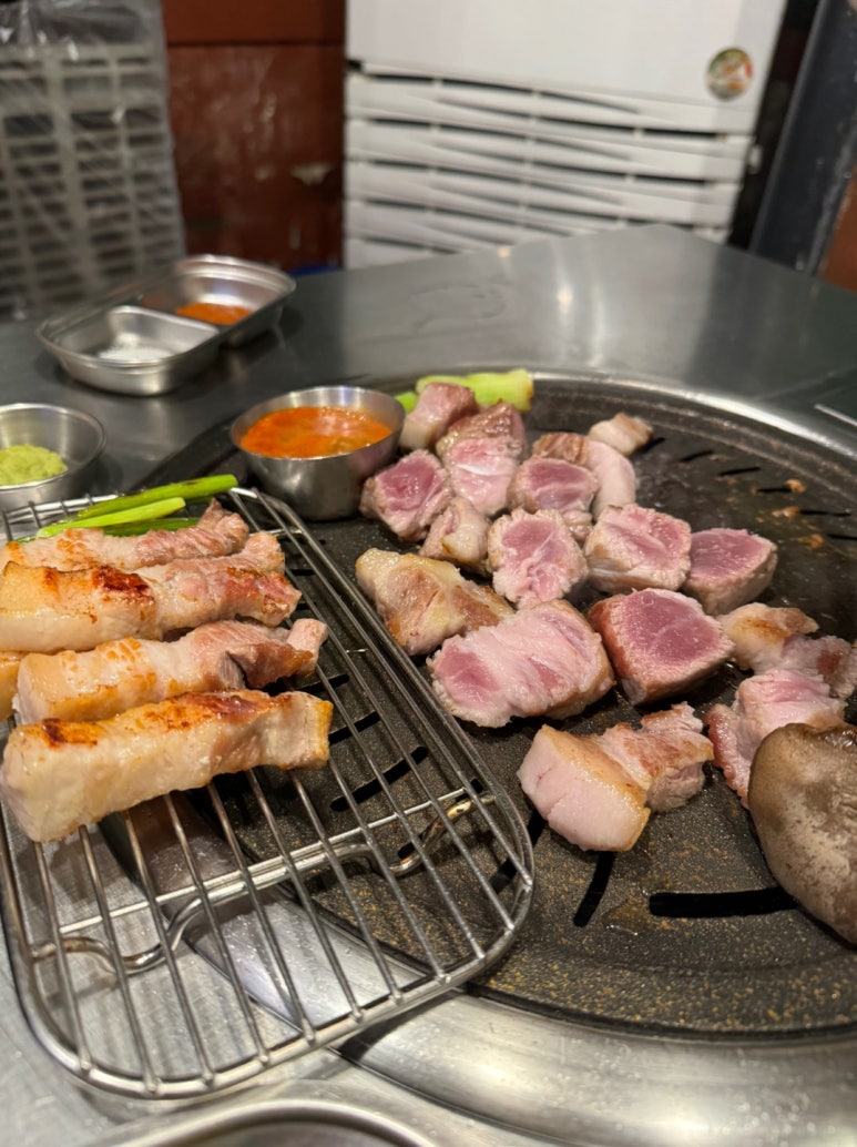 [남영역 맛집] 열정도 고깃집 - 김치찌개 맛있는 삼각지 숙성삼겹살 블루리본서베이 맛집. 모임장소추천. 콘치즈 서비스! 관련 이미지 25