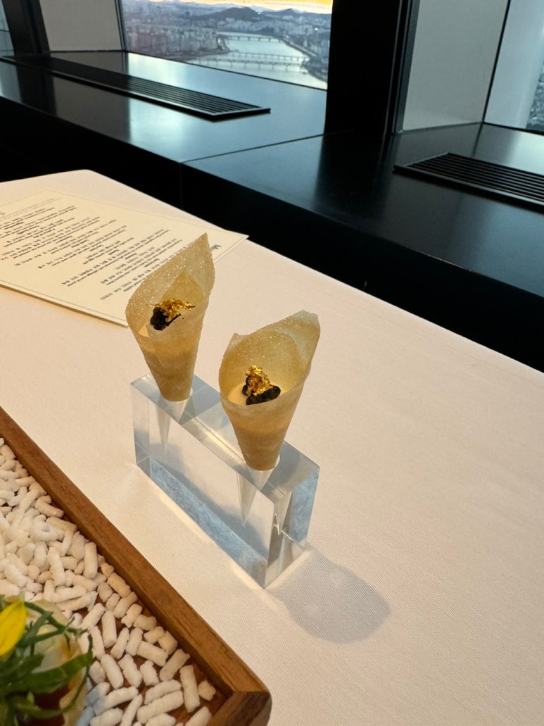 [시그니엘서울] STAY -미슐랭 1스타 프렌치 레스토랑 디너 풀코스. 훌륭하고 멋진 공간을 81층에.. 발렛주차 신용카드. 롯데상품권 사용후기. 관련 이미지 27