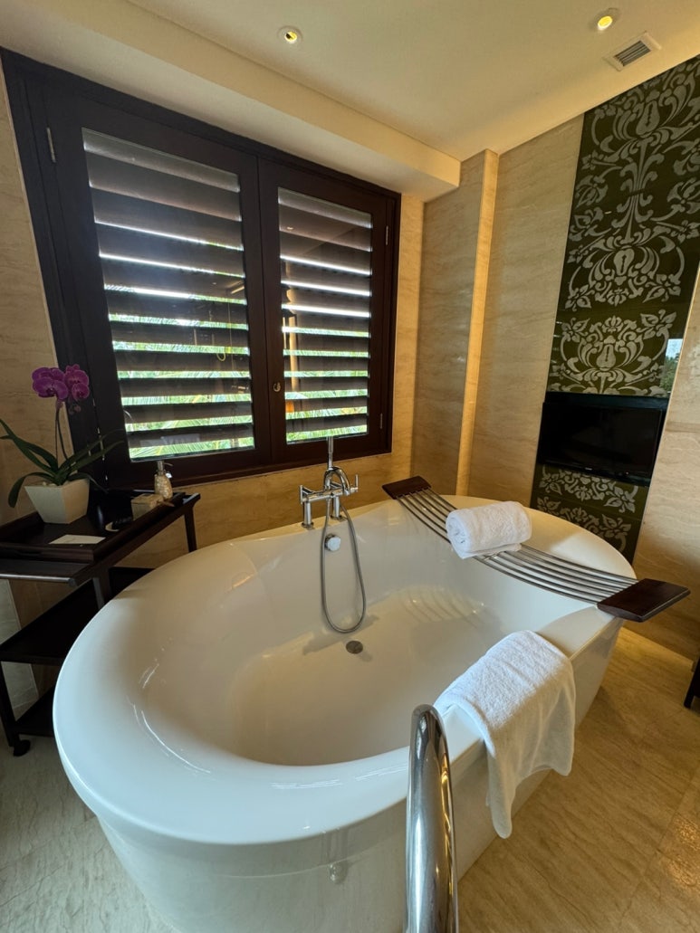 세인트레지스 발리 - 플래티넘 풀빌라 스위트 업그레이드 후기. 신혼여행 호텔 추천. 프라이빗 해변, 라군, 밤공연, 조식, 디너. 관련 이미지 28