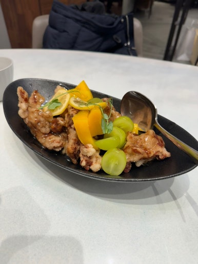 [더현대서울 맛집] 도원스타일 - 더현대 다이닝위크로 최대 30프로 할인 탑티어 중식당. 소고기 안심 탕수육, 그린 파파야 유린기, 양주식 바비큐 볶음밥. 관련 이미지 1