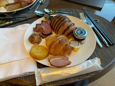 콘래드 오사카 호캉스의 모든 것 - 현아플, 힐튼 아너스 골드, 조식, 라운지, 레스토랑, 수영장, 사우나. Adieu 2023. (2) 관련 이미지 1