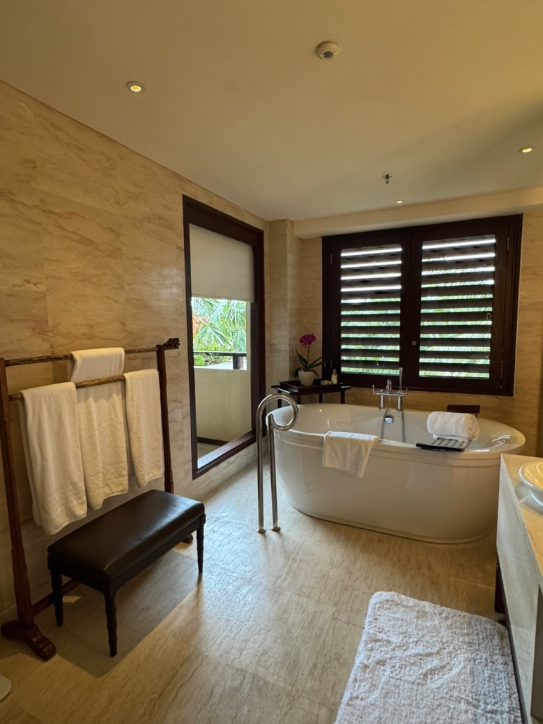 세인트레지스 발리 - 플래티넘 풀빌라 스위트 업그레이드 후기. 신혼여행 호텔 추천. 프라이빗 해변, 라군, 밤공연, 조식, 디너. 관련 이미지 27