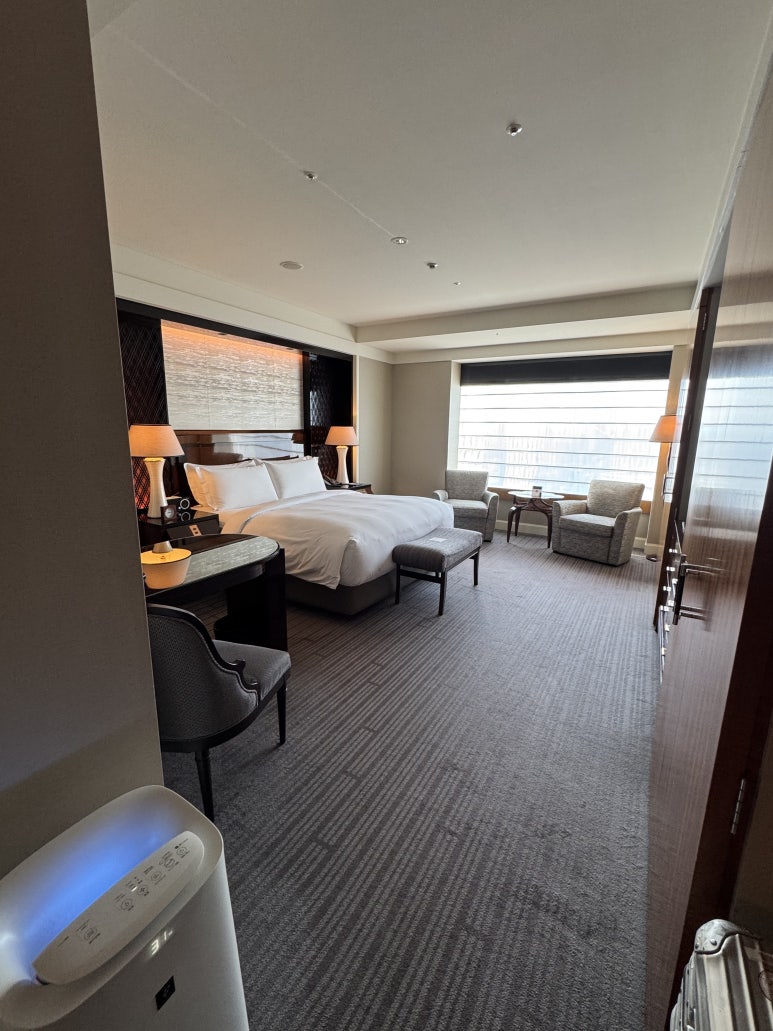 [The Ritz-Carlton, Tokyo] The Standard for a Classic High-End Hotel. A review of a Roppongi hotel with a great skyline view from the window, plus the pool, lounge, and more. image 14