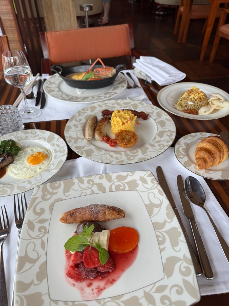 세인트레지스 발리 2편 - 미쉐린 레스토랑 Kayuputi. 플래티넘 티어로 즐기는 조식 그리고 디너 솔직 후기. 불가리 발리랑 비교!! 관련 이미지 38