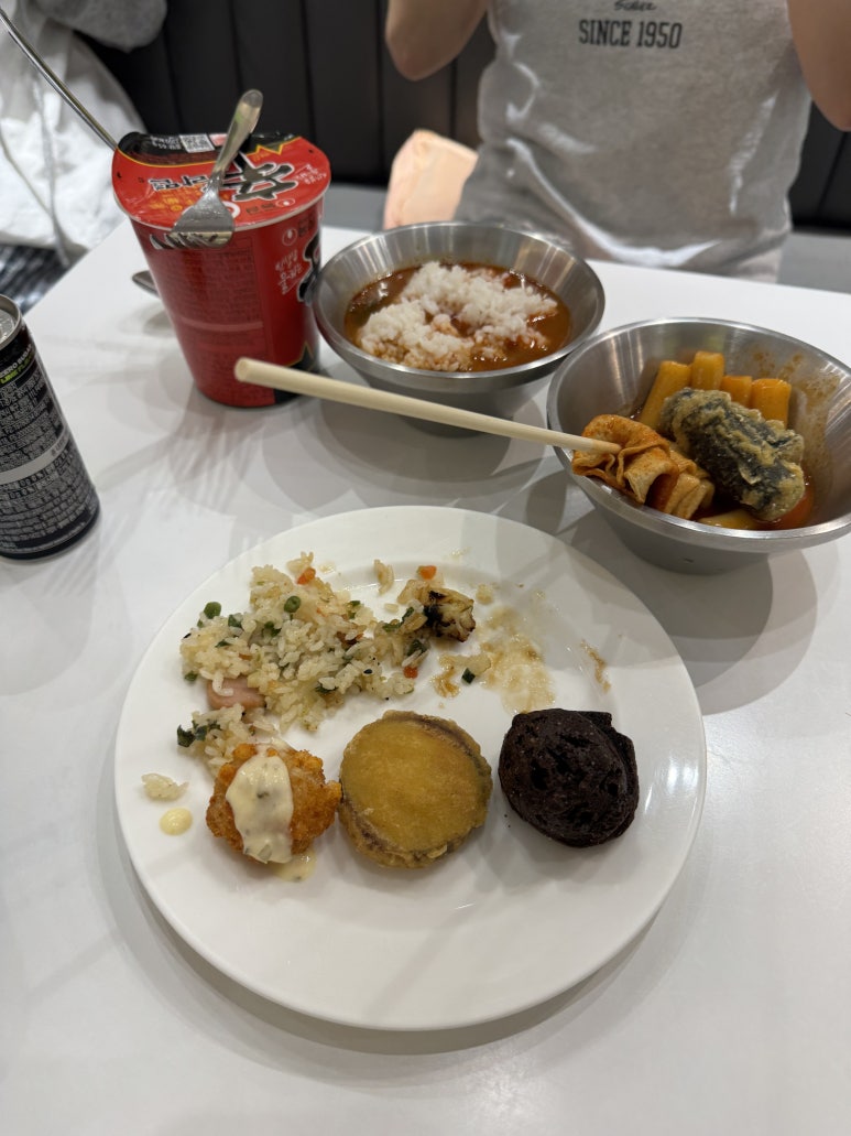 김포국제공항 스카이 허브 라운지. 국민카드 헤리티지 리저브로 동반2인까지 입장 가능!! 관련 이미지 17