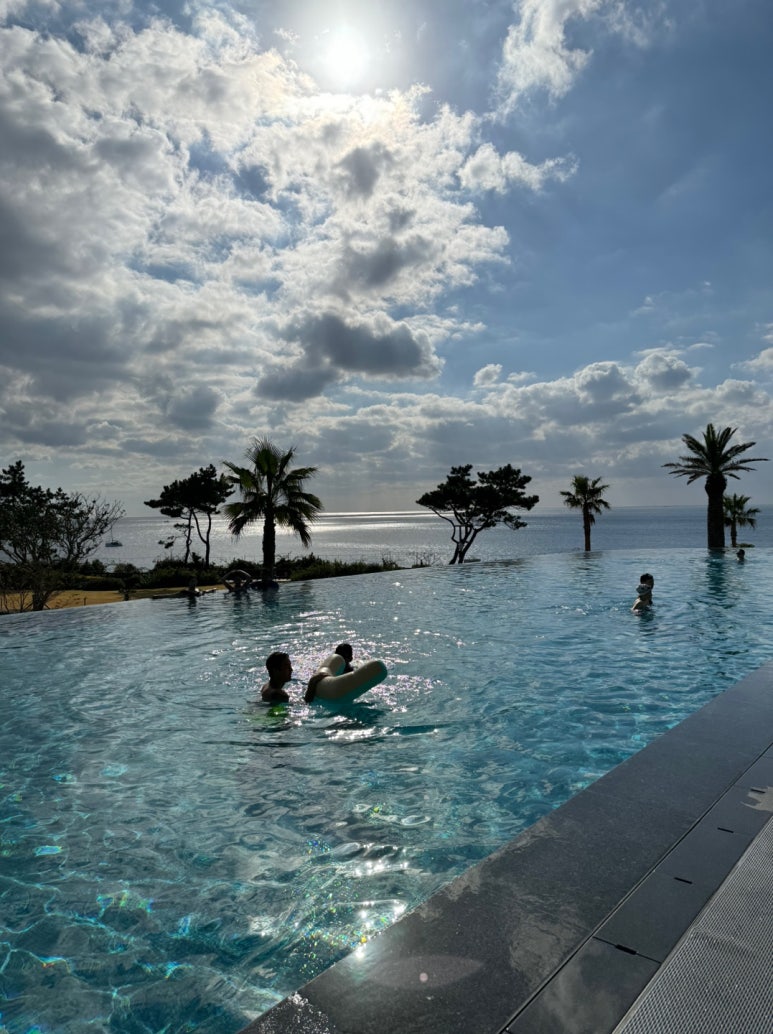 현대카드 호텔위크07 - 파르나스 호텔 제주 디럭스 킹 후기. 콘페티 조식과 중식 비교. 제주 최고의 풀장 인피니티풀 낮과 야경! (1) 관련 이미지 37