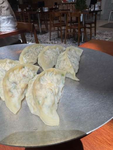 [가로수길 맛집] 곰탕랩 - 신사 임정식 쉐프 미쉐린 빕구르망 곰탕 맛집. 블루리본 서베이 받은 25,000원 시그니처 콜라겐 사골곰탕 후기. 관련 이미지 2