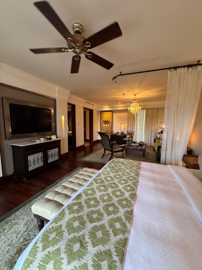 세인트레지스 발리 - 플래티넘 풀빌라 스위트 업그레이드 후기. 신혼여행 호텔 추천. 프라이빗 해변, 라군, 밤공연, 조식, 디너. 관련 이미지 24