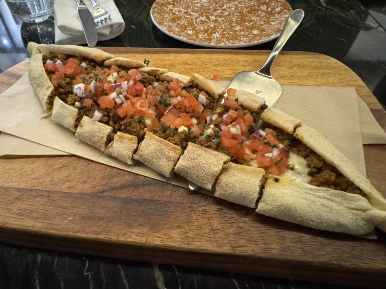 [몬드리안서울이태원] 클레오 - 지중해 음식 원탑 맛집. 양고기 피자와 비프 케밥. 아코르 멤버십 할인. 발렛 가능. 관련 이미지 2