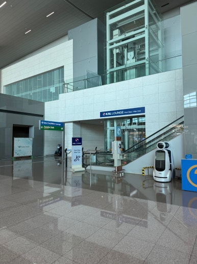 Korean Air First Class vs. Prestige Class – KE907 and KE908 Incheon–London B777-300ER Booking, Seat Recommendations, First Lounge, and SkyTeam Mileage Flight Review image 17