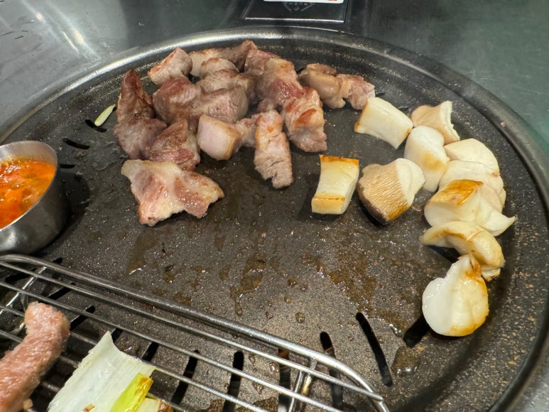 [남영역 맛집] 열정도 고깃집 - 김치찌개 맛있는 삼각지 숙성삼겹살 블루리본서베이 맛집. 모임장소추천. 콘치즈 서비스! 관련 이미지 31