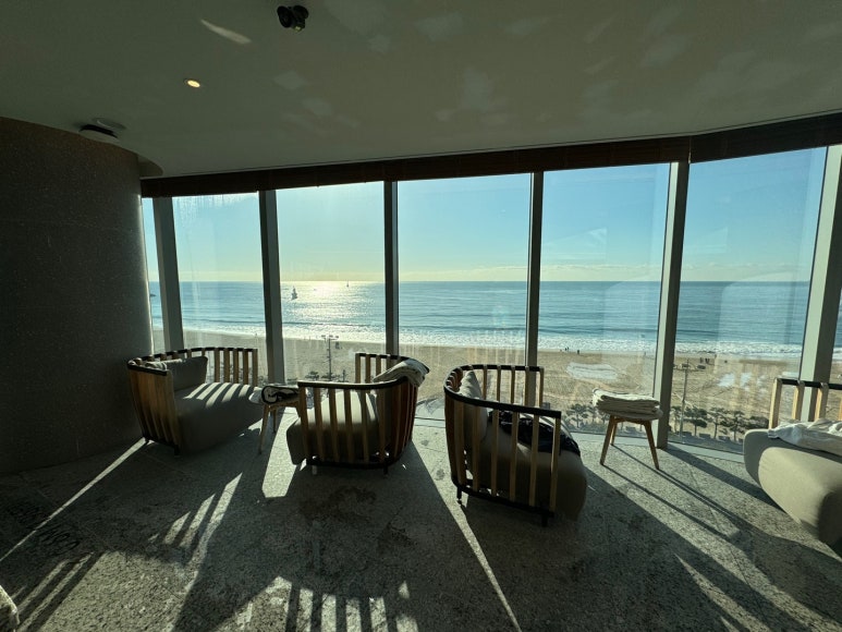 그랜드조선 부산 - 클럽조선 플래티넘 100배 이용하기. 해운대 오션뷰 생일 기념 룸 업그레이드! 프리미어 오션뷰 킹 + 수영장 + 발렛주차 후기. (feat. 웨스틴조선부산) 관련 이미지 38