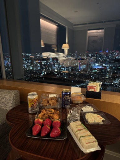 [The Ritz-Carlton, Tokyo] The Standard for a Classic High-End Hotel. A review of a Roppongi hotel with a great skyline view from the window, plus the pool, lounge, and more. image 20