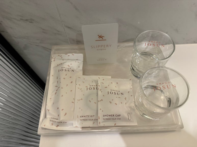 그랜드조선 부산 - 클럽조선 플래티넘 100배 이용하기. 해운대 오션뷰 생일 기념 룸 업그레이드! 프리미어 오션뷰 킹 + 수영장 + 발렛주차 후기. (feat. 웨스틴조선부산) 관련 이미지 25