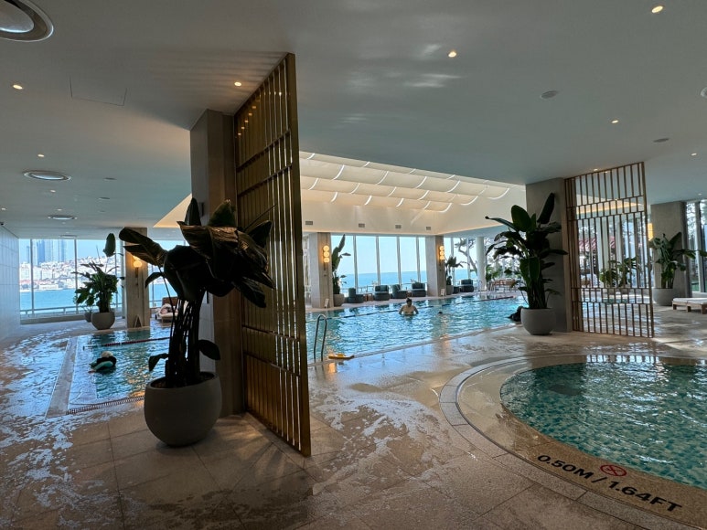 웨스틴조선 부산 - 새로단장한 해운대오션뷰 호텔. 클럽조선 플래티넘 100배 이용하기. 디럭스 비치 킹 + 수영장 + 발렛주차 후기. (feat. 그랜드조선 부산) 관련 이미지 25