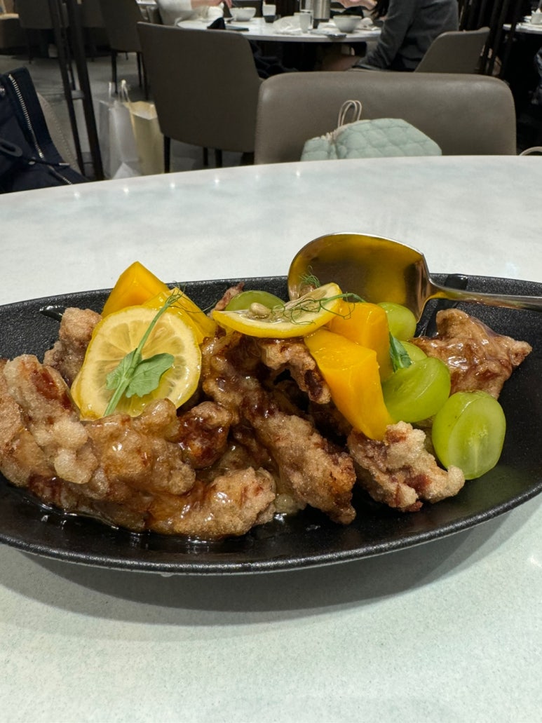 [더현대서울 맛집] 도원스타일 - 더현대 다이닝위크로 최대 30프로 할인 탑티어 중식당. 소고기 안심 탕수육, 그린 파파야 유린기, 양주식 바비큐 볶음밥. 관련 이미지 18