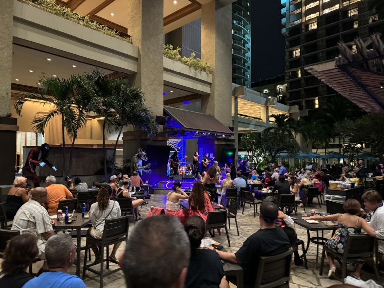 힐튼 하와이안 빌리지 와이키키 비치 리조트의 모든 것. 현아플 포인트숙박, 힐튼 아너스 골드, 룸 업그레이드, 크레딧, 라군, 불꽃놀이 등. 관련 이미지 19