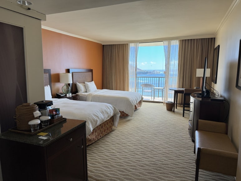 힐튼 하와이안 빌리지 와이키키 비치 리조트의 모든 것. 현아플 포인트숙박, 힐튼 아너스 골드, 룸 업그레이드, 크레딧, 라군, 불꽃놀이 등. 관련 이미지 12