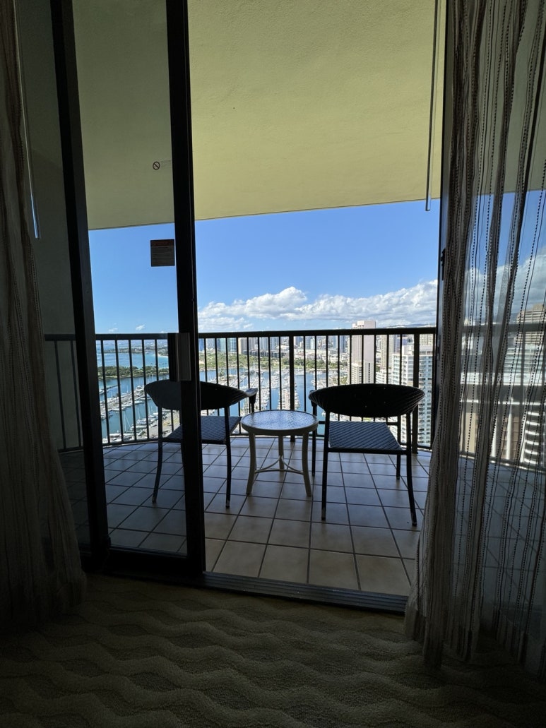 힐튼 하와이안 빌리지 와이키키 비치 리조트의 모든 것. 현아플 포인트숙박, 힐튼 아너스 골드, 룸 업그레이드, 크레딧, 라군, 불꽃놀이 등. 관련 이미지 9