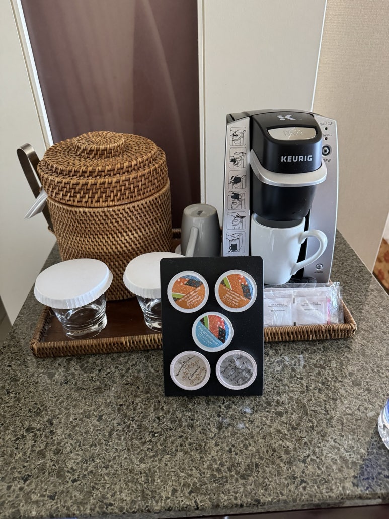 힐튼 하와이안 빌리지 와이키키 비치 리조트의 모든 것. 현아플 포인트숙박, 힐튼 아너스 골드, 룸 업그레이드, 크레딧, 라군, 불꽃놀이 등. 관련 이미지 8