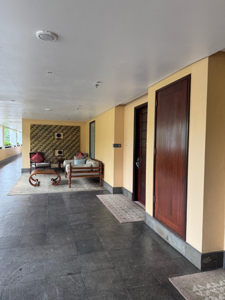 세인트레지스 발리 - 플래티넘 풀빌라 스위트 업그레이드 후기. 신혼여행 호텔 추천. 프라이빗 해변, 라군, 밤공연, 조식, 디너. 관련 이미지 16