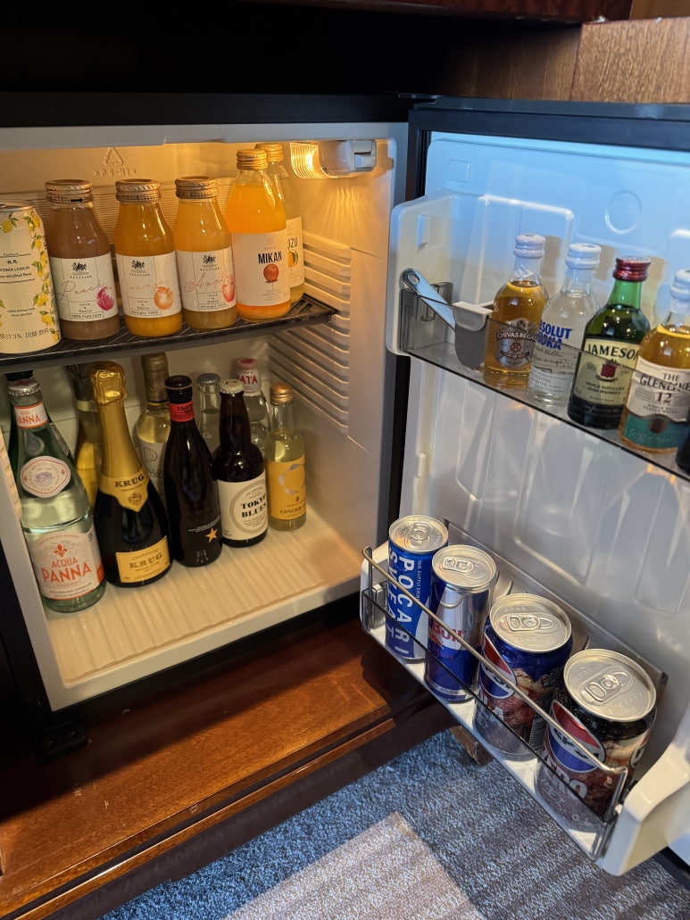 [The Ritz-Carlton, Tokyo] The Standard for a Classic High-End Hotel. A review of a Roppongi hotel with a great skyline view from the window, plus the pool, lounge, and more. image 23