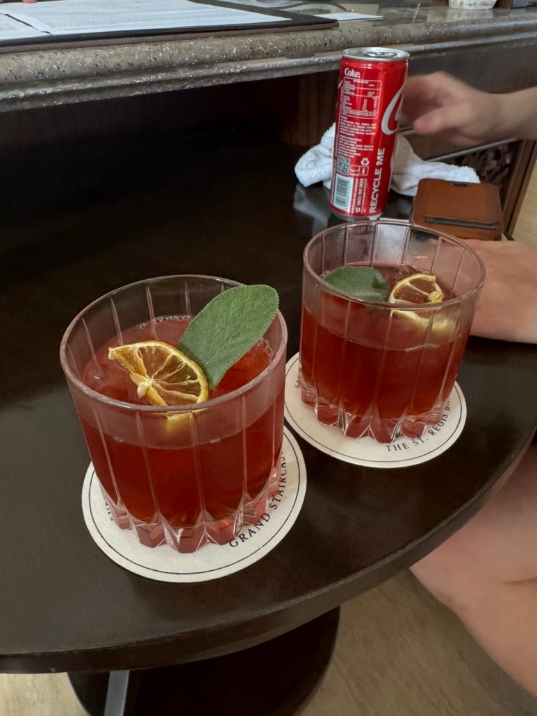 세인트레지스 발리 - 플래티넘 풀빌라 스위트 업그레이드 후기. 신혼여행 호텔 추천. 프라이빗 해변, 라군, 밤공연, 조식, 디너. 관련 이미지 6