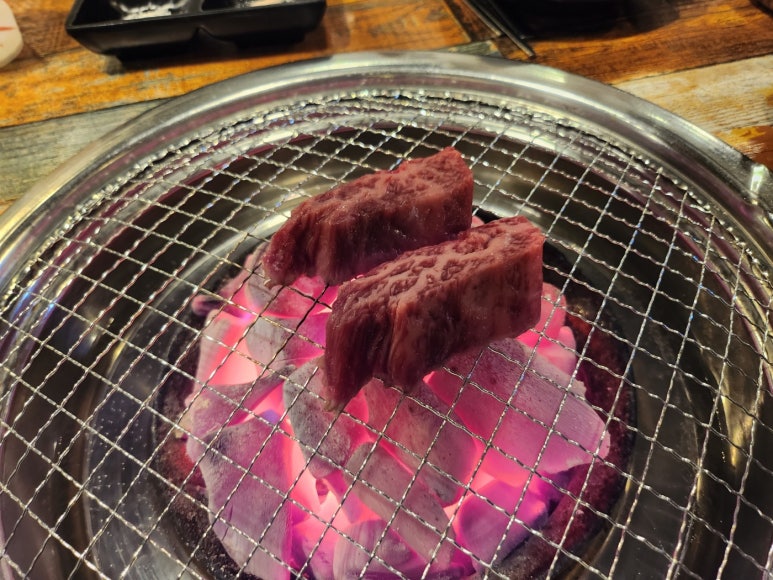 [신사동 한우 맛집] 신비갈비살 - 가성비 최고의 가로수길 한우 갈비살 현주엽 맛집. 주차 가능. 관련 이미지 2